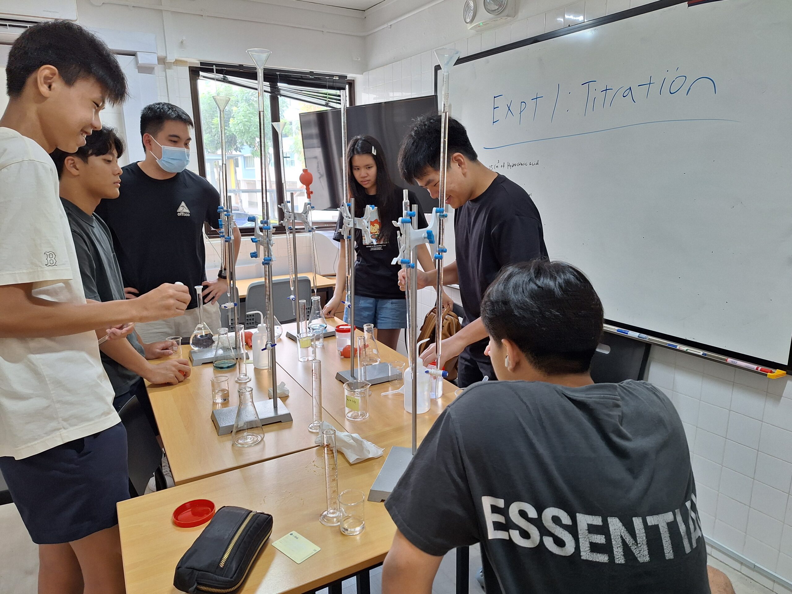 Students having a fun in chemistry practical